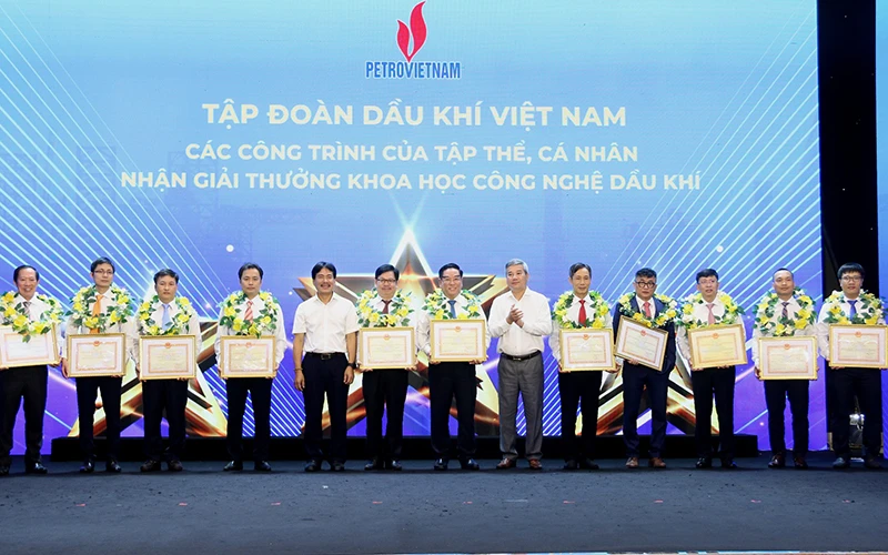 Các tập thể, cá nhân nhận giải thưởng khoa học công nghệ dầu khí.