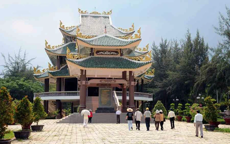 Khu di tích quốc gia đặc biệt mộ và khu tưởng niệm Nguyễn Ðình Chiểu tại Ba Tri (Bến Tre). 