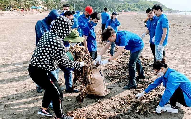 Đoàn viên thanh niên quận Đồ Sơn tham gia làm sạch bãi biển.