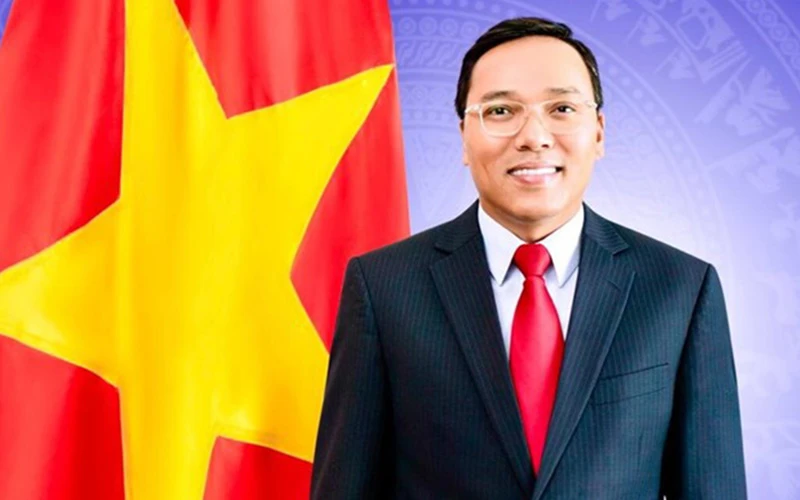Đại sứ Việt Nam tại Liên hiệp Vương quốc Anh Nguyễn Hoàng Long. 