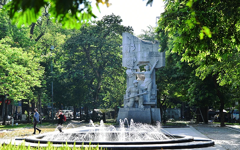 Tượng đài Quyết tử để Tổ quốc quyết sinh tại vườn hoa Hàng Ðậu, một công trình điêu khắc đẹp của Hà Nội. (Ảnh MỸ HÀ) 