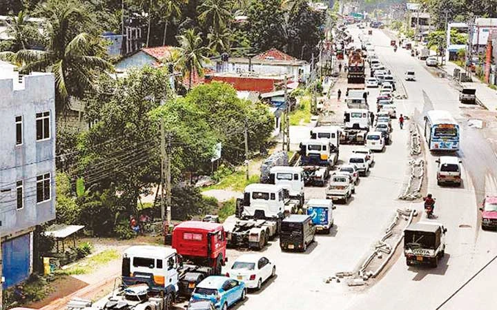 Các phương tiện xếp hàng chờ nạp nhiên liệu ở Sri Lanka.