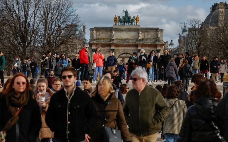 Người dân đi dạo trong Vườn Tuileries, gần Bảo tàng Louvre ở Paris. (Ảnh minh họa: Reuters)