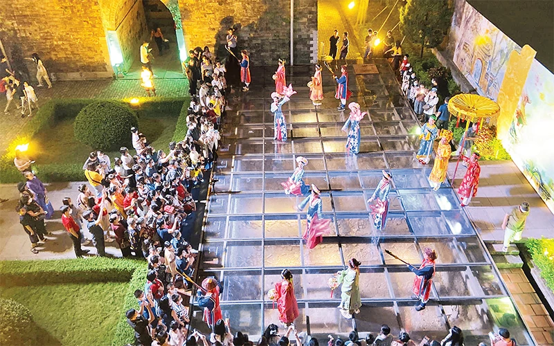 Biểu diễn múa cung đình tại Hoàng thành Thăng Long.