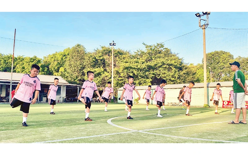 Các em nhỏ xã Thụy Lâm, huyện Đông Anh, Hà Nội luyện tập thể thao. 