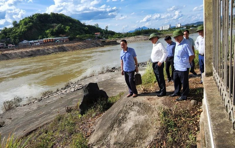 Phó Chủ tịch UBND tỉnh Hòa Bình Đinh Công Sứ (áo trắng) cùng Ban Chủ huy phòng chống thiên tai  và tìm kiếm cứu nạn tỉnh kiểm tra các vị trí sạt lở hạ lưu sông Đà.