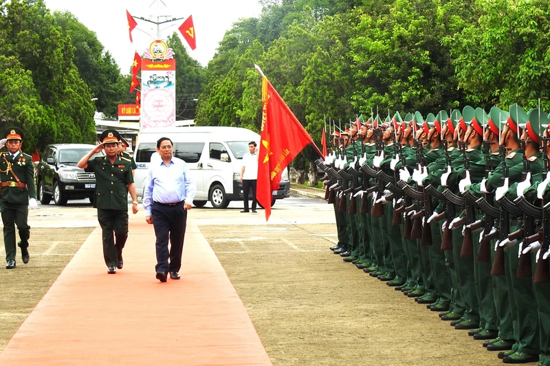 Thủ tướng Chính phủ Phạm Minh Chính đến thăm, làm việc với Bộ Chỉ huy quân sự tỉnh Đắk Lắk.