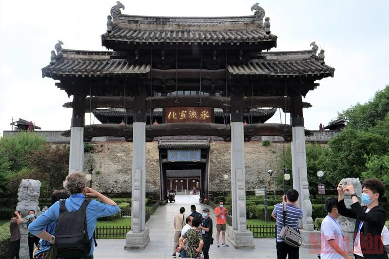 Khám phá phong cảnh đẹp như tranh vẽ và văn hóa độc đáo của Trung Quốc sau khi đất nước này đã phục hồi du lịch. Hãy ngắm nhìn những hình ảnh đầy màu sắc của những người dân và địa điểm du lịch nổi tiếng như Con Minh, Thượng Hải và Thành Đô.