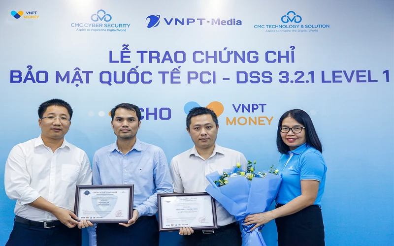 Ông Nguyễn Đăng Thắng, Giám đốc Trung Tâm Dịch vụ Tài chính số VNPT (thứ 2 từ trái sang), nhận chứng chỉ PCI DSS 3.2.1 level 1 cho VNPT Money.