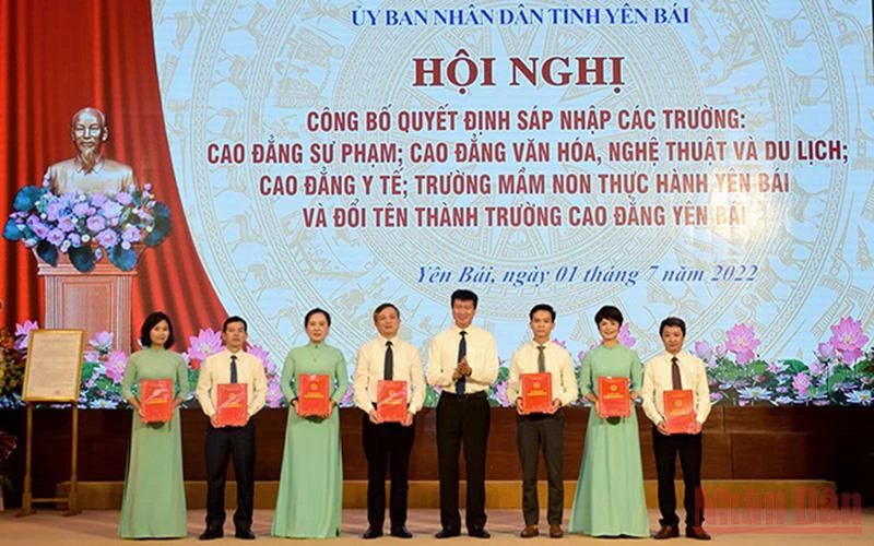 Chủ tịch UBND tỉnh Yên Bái Trần Huy Tuấn trao các quyết định bổ nhiệm về công tác cán bộ.