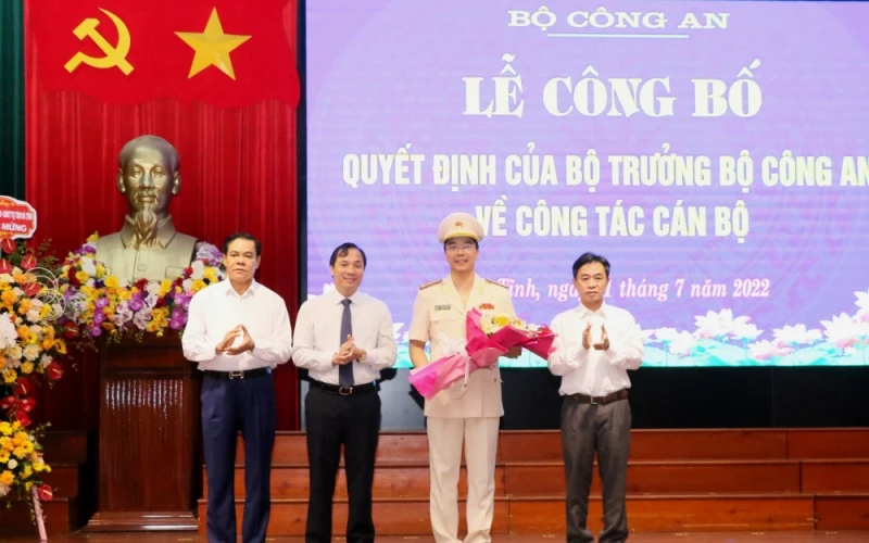 Các đồng chí Thường trực Tỉnh ủy Hà Tĩnh tặng hoa chúc mừng tân Giám đốc Công an Hà Tĩnh. 