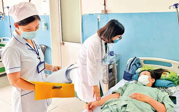 Bệnh nhân điều trị tại Bệnh viện đa khoa khu vực Hóc Môn. (Ảnh minh họa: nhandan.vn)