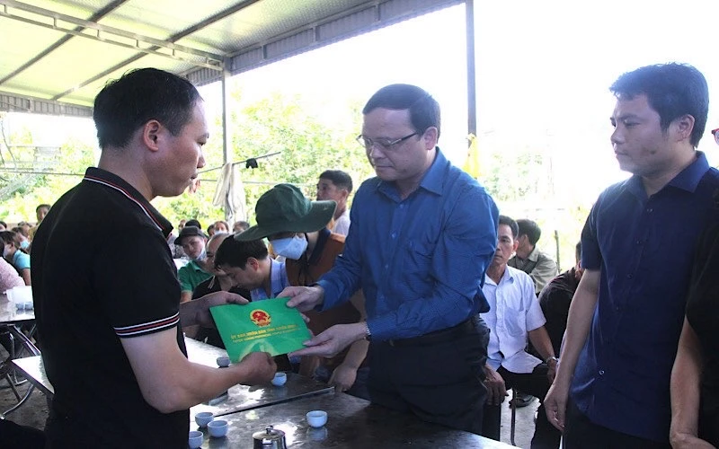 Phó Chủ tịch Ủy ban nhân dân tỉnh Tuyên Quang Nguyễn Mạnh Tuấn và đoàn công tác trao hỗ trợ và thăm hỏi động viên gia đình nạn nhân.
