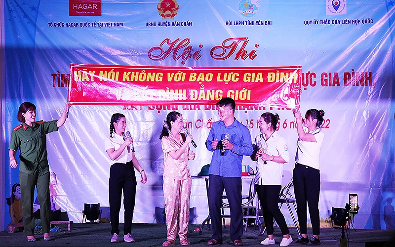 Buổi truyền thông phòng, chống bạo lực gia đình tại xã Minh An (huyện Văn Chấn, tỉnh Yên Bái).