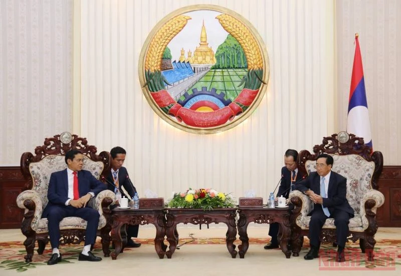 Thủ tướng Lào Phankham Viphavanh (phải) đánh giá cao chuyến thăm Lào lần này của Đoàn công tác tỉnh Hà Tĩnh. (Ảnh: Duy Toàn)