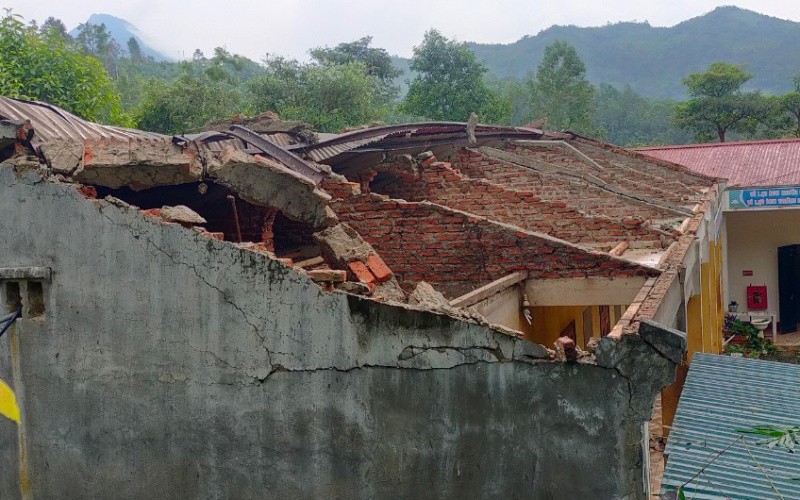 Một căn nhà tại xã An Thắng bị gió lốc làm tốc mái.