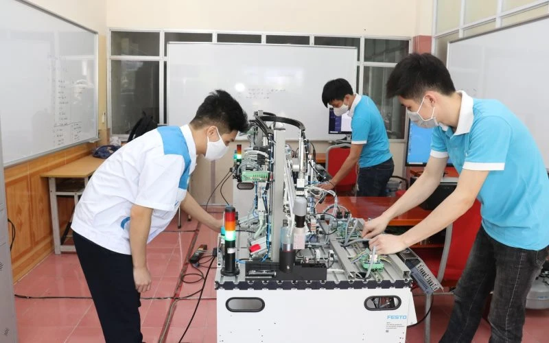 Giờ thực hành tại Trường Cao đẳng Cơ điện Hà Nội.