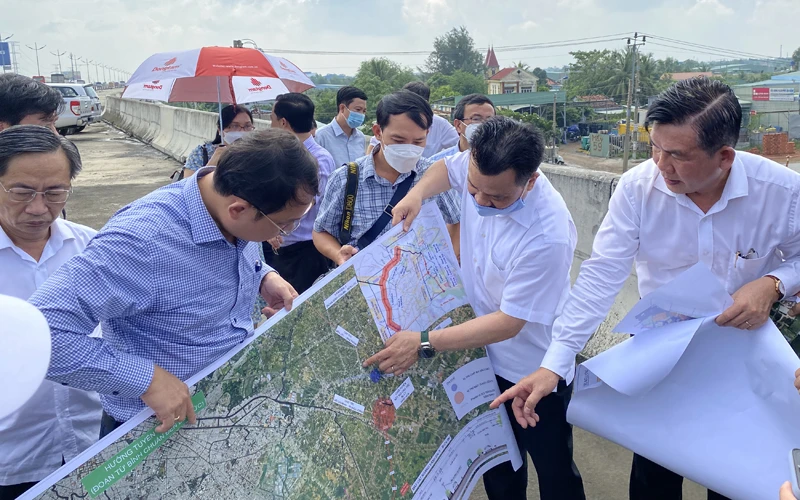 Đoàn khảo sát Ủy ban Kinh tế của Quốc hội khảo sát thực địa Dự án Vành đai 3 tại điểm giao cắt với cao tốc Thành phố Hồ Chí Minh-Trung Lương.