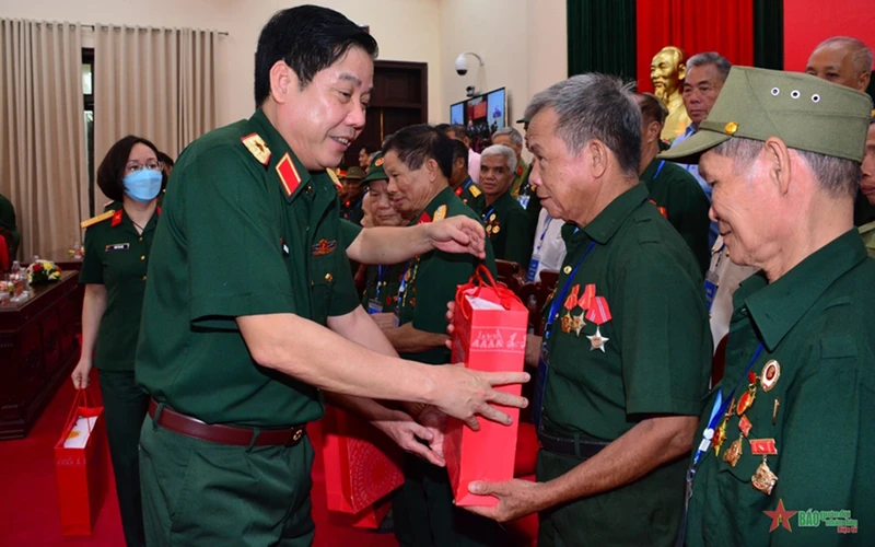 Thiếu tướng Nguyễn Văn Gấu trao quà của Bộ Quốc phòng tặng các đại biểu người có công với cách mạng tỉnh Bắc Kạn. Ảnh: Báo Quân đội nhân dân