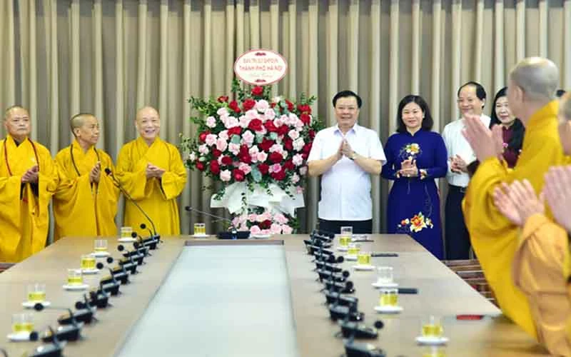 Bí thư Thành ủy Hà Nội Đinh Tiến Dũng tiếp Ban Trị sự Thành hội Phật giáo Hà Nội nhiệm kỳ 2022-2027. (Ảnh: Duy Linh)