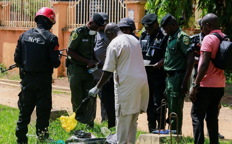 Cảnh sát kiểm tra vật dụng nghi là chất nổ bên ngoài Trung tâm giam giữ Kuje gần thủ đô Abuja, Nigeria, sau khi xảy ra vụ tấn công ngày 6/7/2022. (Ảnh: REUTERS)