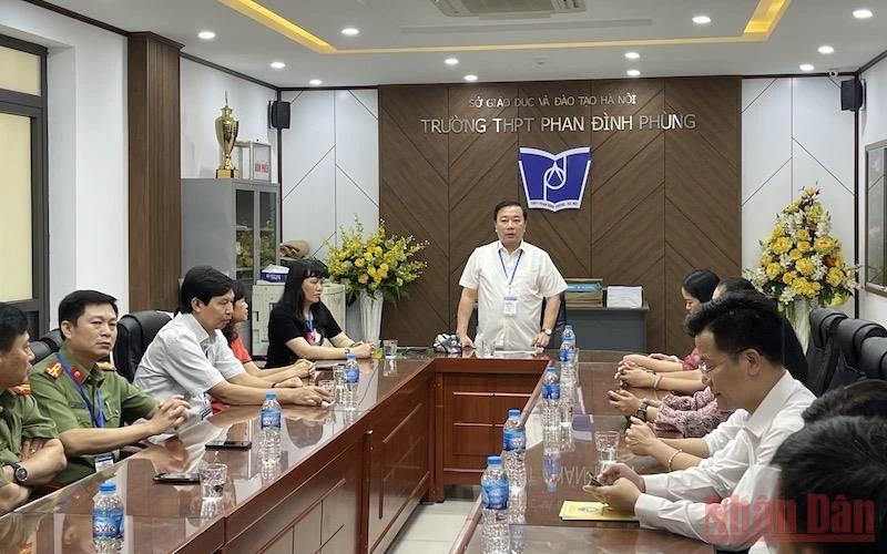 Phó Chủ tịch UBND thành phố Hà Nội Chử Xuân Dũng làm việc với Ban Chỉ đạo thi tốt nghiệp trung học phổ thông quận Ba Đình và lãnh đạo điểm thi.