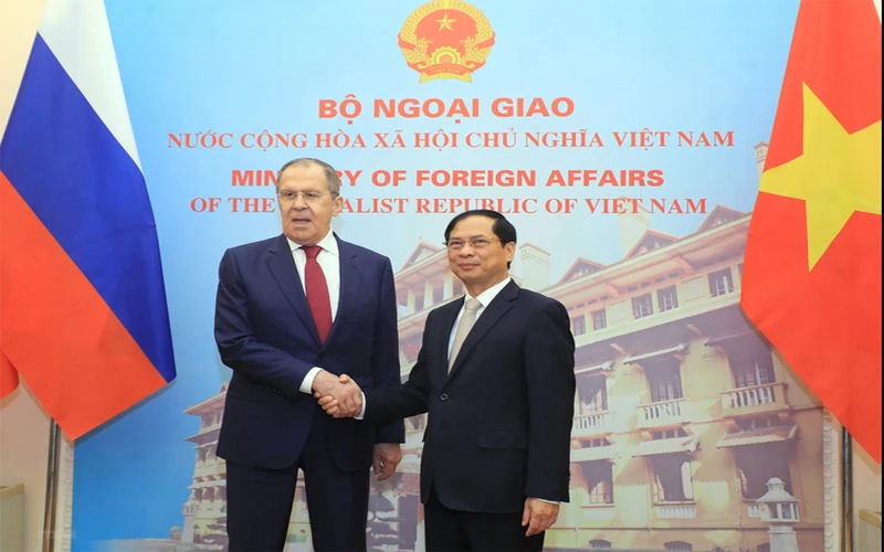 Bộ trưởng Ngoại giao Bùi Thanh Sơn chụp ảnh chung với Bộ trưởng Ngoại giao Nga Sergey Lavrov. (Ảnh: TTXVN)