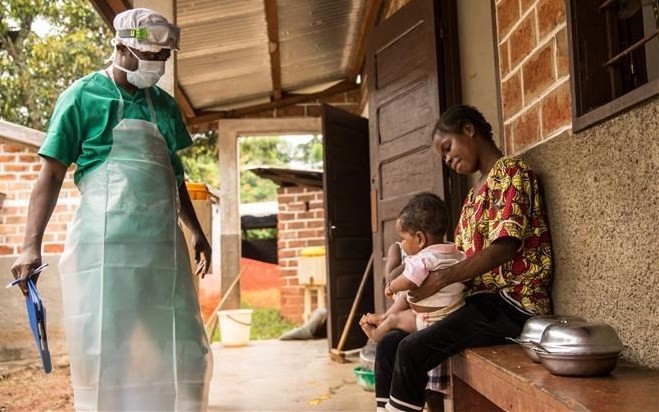 Nhân viên y tế điều trị cho trẻ em mắc bệnh đậu mùa khỉ ở Zomea Kaka, Cộng hòa Trung Phi. (Ảnh: AFP/TTXVN)