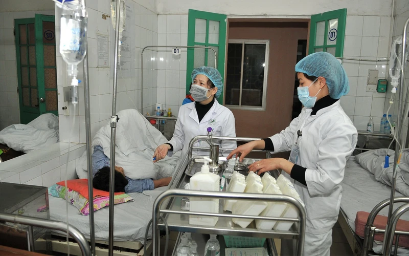 Nhân viên y tế điều trị cho bệnh nhân tại Bệnh viện đa khoa Đức Giang (Hà Nội). Ảnh: Thu Thảo