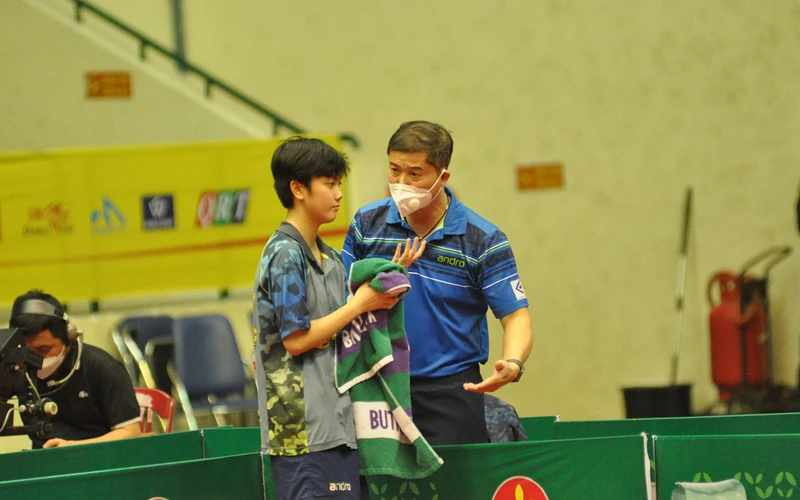 Huấn luyện viên Vũ Mạnh Cường (bên phải) chỉ đạo sát sao, giúp học trò Trần Mai Ngọc giành ngôi vô địch đơn nữ năm 2021. Ảnh: Tường Vy