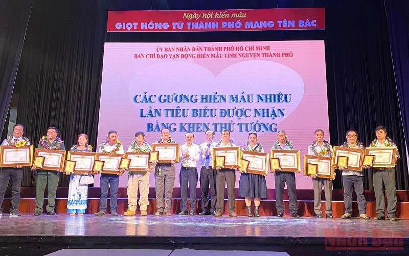 12 cá nhân có thành tích xuất sắc hiến máu liên tục nhiều năm tại Thành phố Hồ Chí Minh nhận Bằng khen của Thủ tướng Chính phủ.