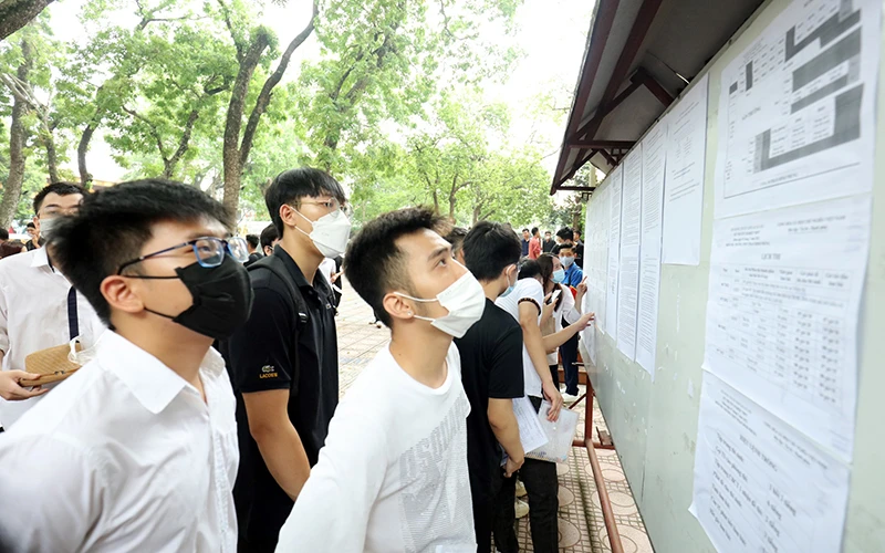 Thí sinh xem số báo danh tại điểm thi Trường THPT Phan Đình Phùng, Hà Nội. (Ảnh VIẾT CHUNG)
