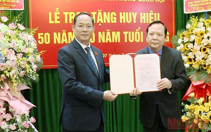 Đồng chí Trần Quang Phương trao huy hiệu 50 năm tuổi Đảng cho Thượng tướng Huỳnh Ngọc Sơn. 