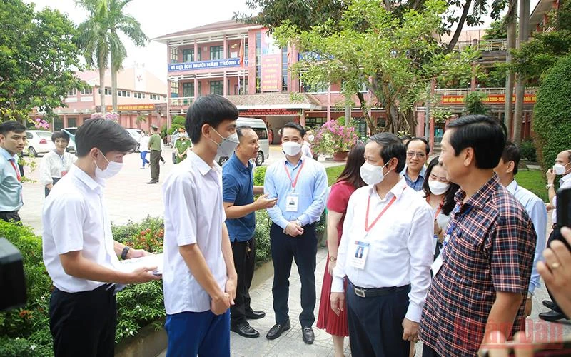 Bộ trưởng Giáo dục và Đào tạo Nguyễn Kim Sơn kiểm tra thực tế tại điểm thi Trường THPT chuyên Lê Quý Đôn.