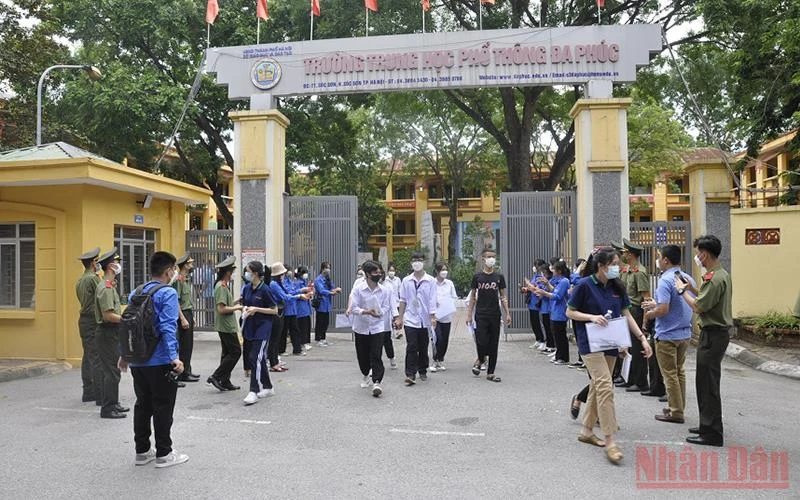 Thí sinh điểm thi Trường THPT Đa Phúc, Sóc Sơn, Hà Nội kết thúc buổi thi sáng 7/7.