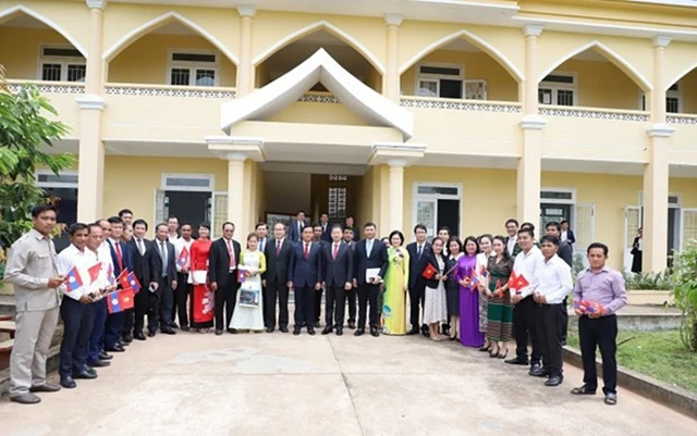 Đoàn lãnh đạo thành phố Đà Nẵng chụp ảnh lưu niệm với lãnh đạo tỉnh Sekong (Ảnh: danang.gov.vn)