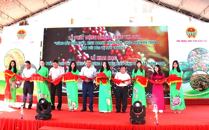 Các đại biểu cắt băng khai mạc Tuần lễ giới thiệu, tiêu thụ nông sản tiêu biểu tỉnh Đắk Lắk năm 2022.