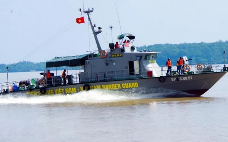 Bộ đội Biên phòng tỉnh Sóc Trăng tuần tra, ngăn chặn tàu cá khai thác hải sản bất hợp pháp tại vùng biên giới biển. (Ảnh: TTXVN)