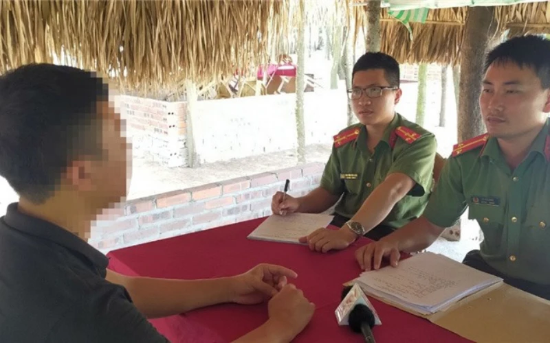Một nạn nhân (áo đen, bên trái) bị lừa đảo bán sang Campuchia với lời hứa 'việc nhẹ, lương cao. (Ảnh minh họa. Nguồn: Bộ Công an)