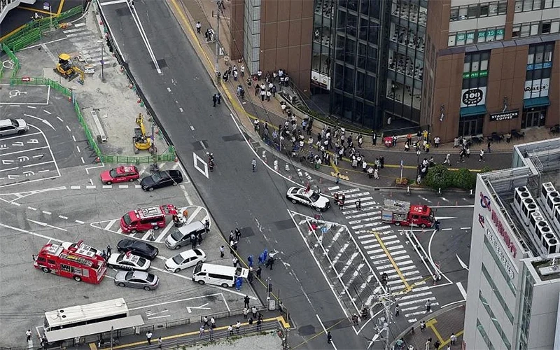 Cảnh sát và xe cứu thương tại hiện trường ông Abe bị bắn. (Ảnh: Reuters/Kyodo)