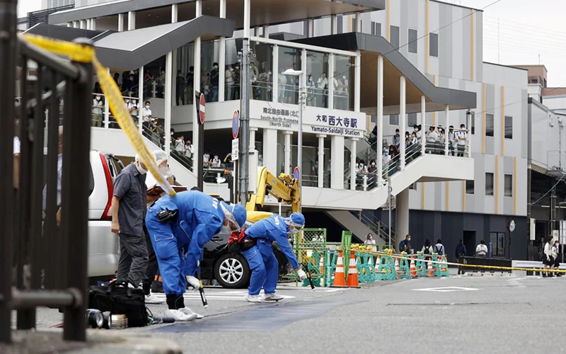 Cảnh sát làm việc tại hiện trường vụ tấn công ông Abe. (Ảnh: Kyodo) 