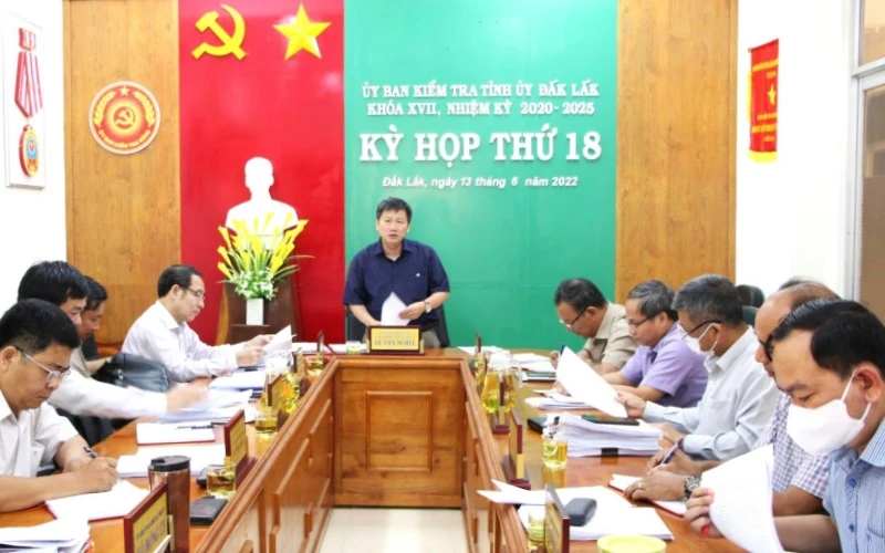 Một phiên họp xem xét kỷ luật đảng viên vi phạm của Ủy ban Kiểm tra Tỉnh ủy Đắk Lắk trong tháng 6/2022.