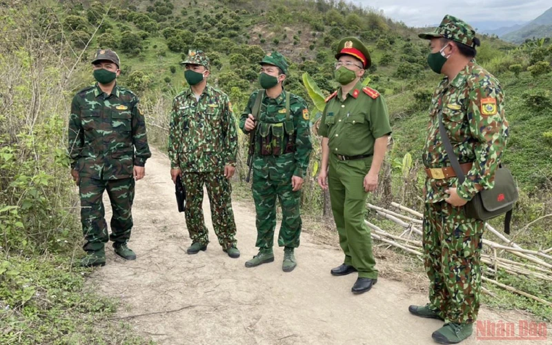 Bộ đội Biên phòng Sơn La phối hợp lực lượng công an tuần tra bảo vệ địa bàn.
