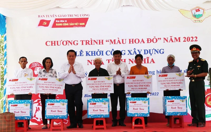 Bí thư Trung ương Đảng, Trưởng Ban Tuyên giáo Trung ương Nguyễn Trọng Nghĩa tặng nhà tình nghĩa cho các gia đình chính sách tại huyện Bù Đốp.