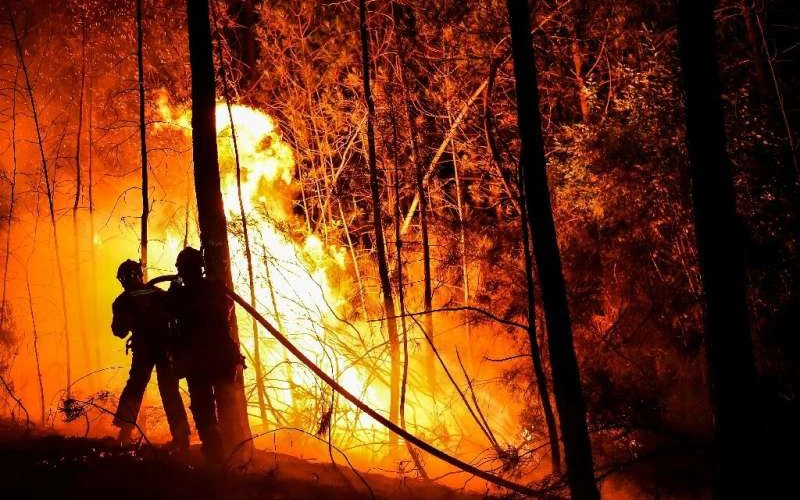 Lực lượng cứu hỏa làm nhiệm vụ xuyên đêm để khống chế đám cháy khổng lồ gần khu vực Besseges ở miền nam nước Pháp.