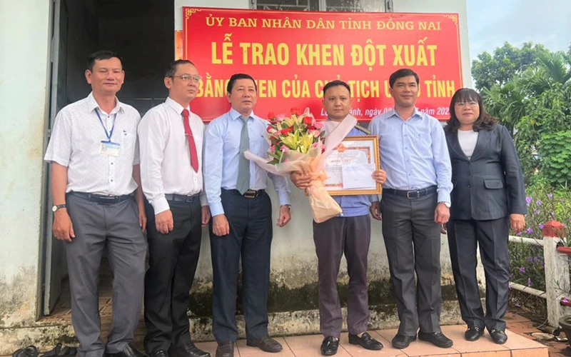 Lãnh đạo Sở Nội vụ tỉnh Đồng Nai trao Bằng khen của Chủ tịch Ủy ban nhân dân tỉnh tặng anh Trịnh Văn Tài.