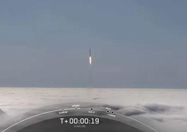 Một tên lửa SpaceX Falcon 9 mang theo 46 vệ tinh Internet Starlink đâm xuyên qua các đám mây phía trên Căn cứ Lực lượng Không gian Vandenberg ở California ngày 10/7. (Nguồn: SpaceX) 