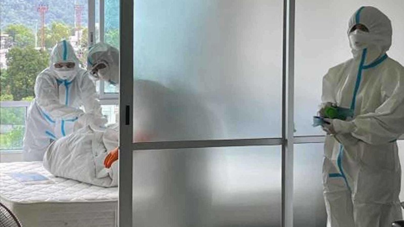 Các nhân viên y tế đang khử trùng căn hộ nơi bệnh nhân người Nigeria đã sống tại Phuket. (Ảnh: DDC)