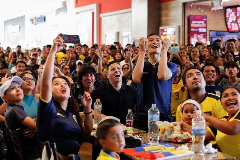 Khoảnh khắc phấn khích của người hâm mộ Ecuador khi theo dõi đội nhà thi đấu trận khai mạc World Cup với tuyển Qatar từ thành phố Ibarra, Ecuador. (Ảnh: Reuters)