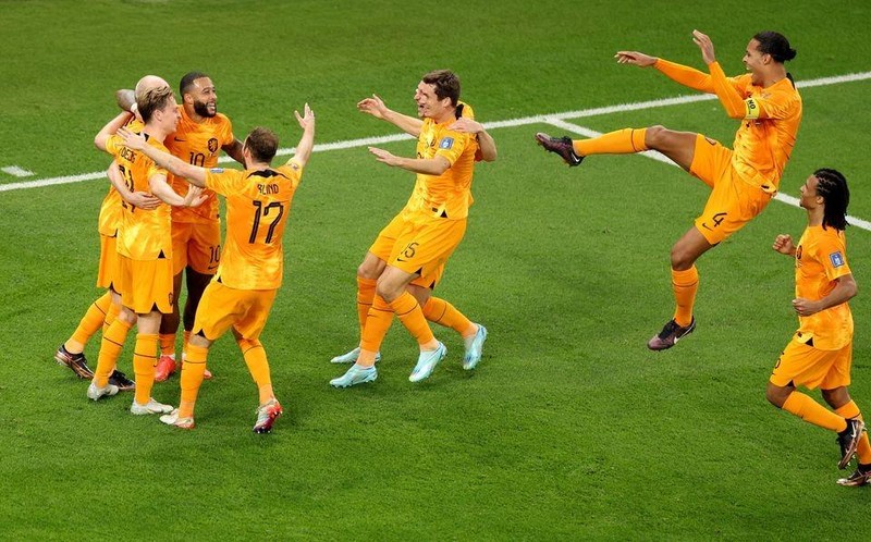 Các cầu thủ Hà Lan ăn mừng bàn thắng nhân đôi cách biệt của Davy Klaassen ở phút bù giờ. (Ảnh: Reuters)